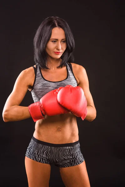 ボクサーの女性の赤いボクシング グローブ — ストック写真