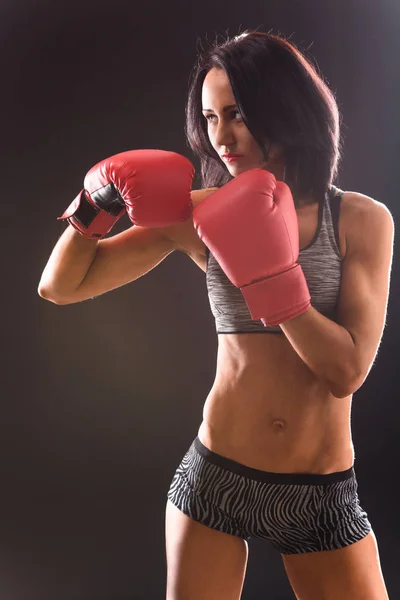 ボクサーの女性の赤いボクシング グローブ — ストック写真