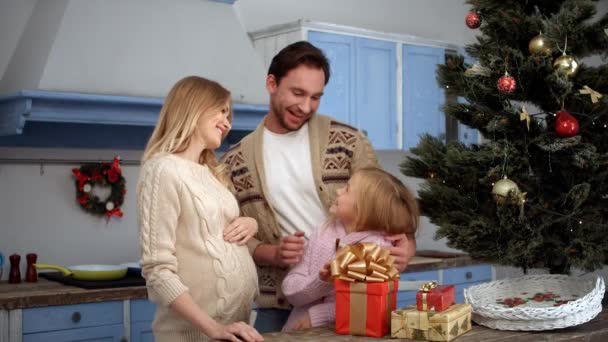 Familie feiert Weihnachten und Neujahr — Stockvideo