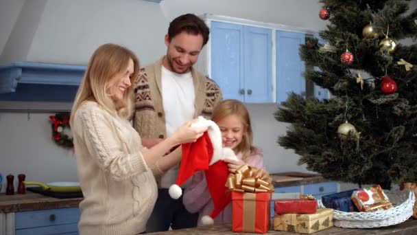 Οικογένεια γιορτάζει τα Χριστούγεννα και το νέο έτος — Αρχείο Βίντεο