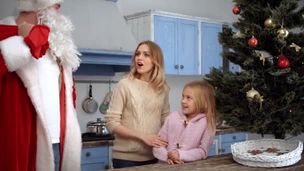 Familia celebrando Navidad y Año Nuevo — Vídeo de stock