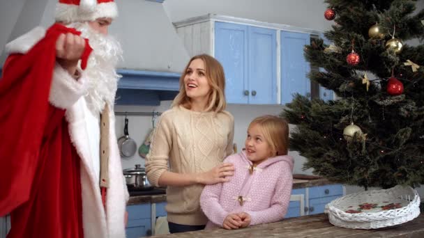 Familia celebrando Navidad y Año Nuevo — Vídeo de stock