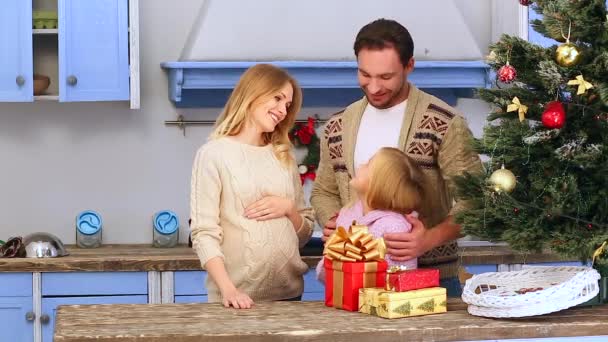 Familia celebrando Navidad y Año Nuevo — Vídeos de Stock