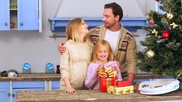 Rodina slaví Vánoce a nový rok — Stock video