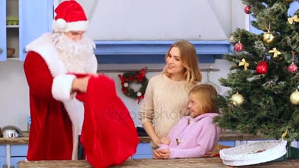 Семья празднует Рождество и Новый год — стоковое видео
