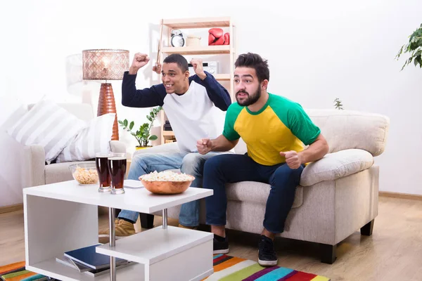 Vänner tittar på fotbollsmatch — Stockfoto