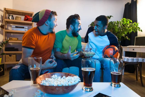 Amici che guardano partita di calcio — Foto Stock