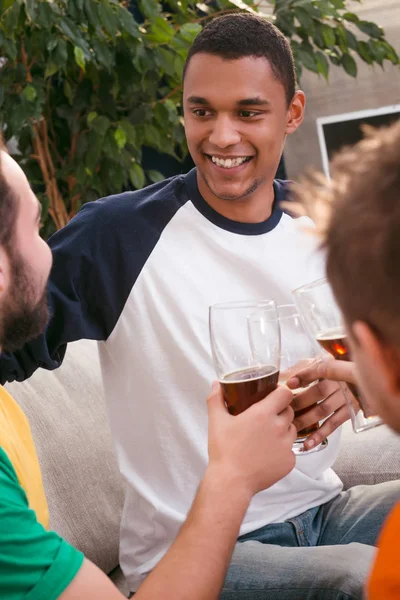 Szczęśliwy znajomych do picia piwa w domu — Zdjęcie stockowe