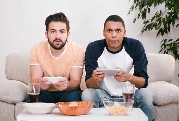 Glückliche Freunde beim Computerspielen — Stockfoto