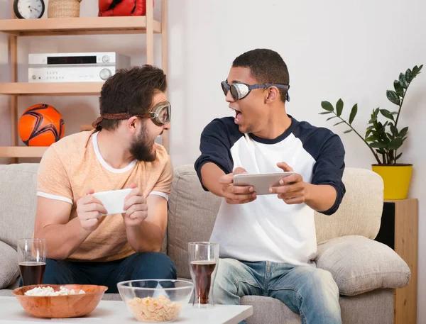 Glückliche Freunde beim Computerspielen — Stockfoto