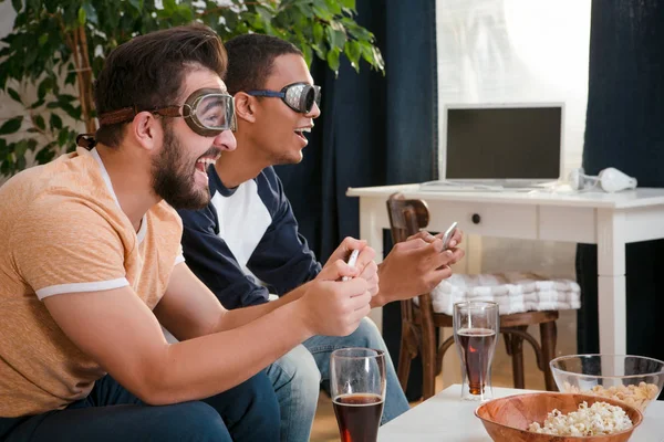 Happy friends playing computer games — Stock Photo, Image