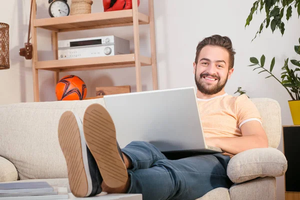 Hombre independiente trabajando en casa — Foto de Stock