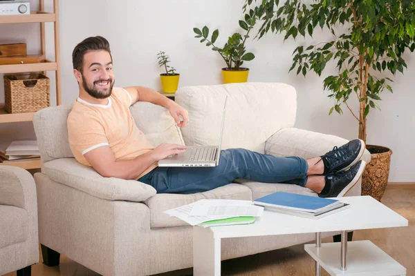 Hombre independiente trabajando en casa — Foto de Stock