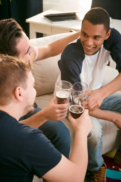 Szczęśliwy znajomych do picia piwa w domu — Zdjęcie stockowe