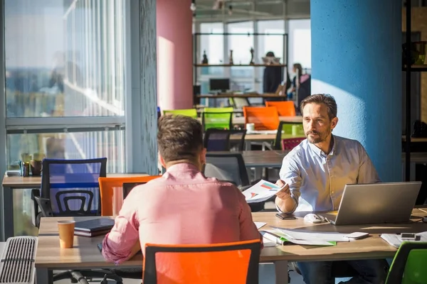 Gente de negocios trabajando en la sala de juntas en la oficina — Foto de Stock