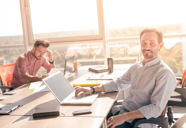 Uomini d'affari che lavorano in sala riunioni in ufficio — Foto Stock