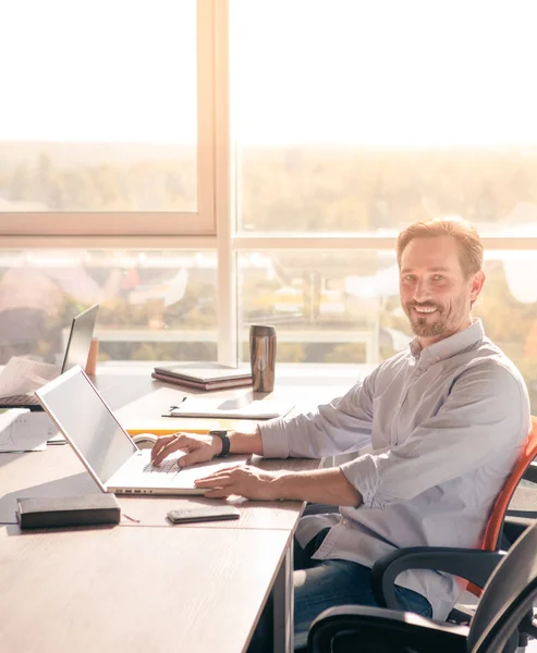 Uomo d'affari in ufficio interno — Foto Stock