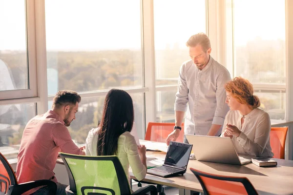 Les gens d'affaires travaillant dans la salle de conseil dans le bureau — Photo