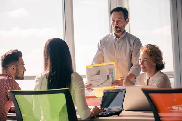 Gente de negocios trabajando en la sala de juntas en la oficina — Foto de Stock