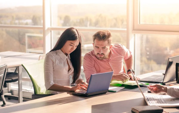 Homme d'affaires et femme d'affaires travaillant dans l'intérieur du bureau — Photo