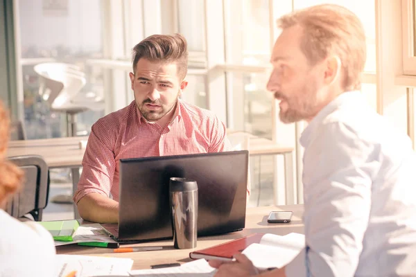 Office Yönetim kurulu odasında çalışma iş adamları — Stok fotoğraf