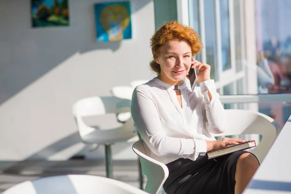 Mujer de negocios hablando por teléfono móvil —  Fotos de Stock