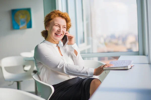 Businesswoman talking over mobile phone — Stock Photo, Image