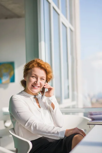 Affärskvinna pratar över mobiltelefon — Stockfoto