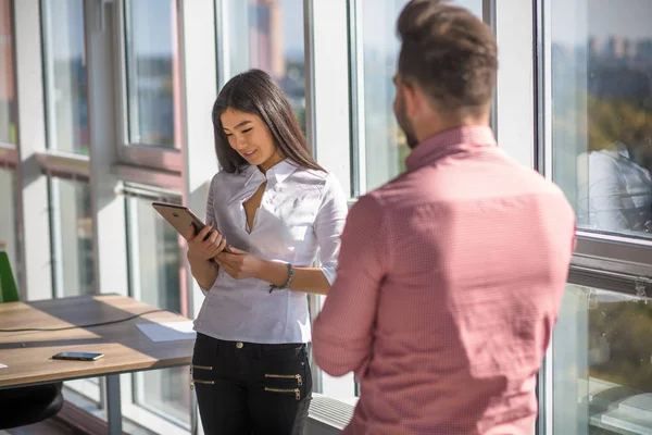 Unternehmerin und Geschäftsfrau arbeitet im Bürobereich — Stockfoto