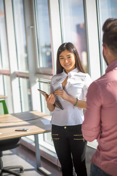 Unternehmerin und Geschäftsfrau arbeitet im Bürobereich — Stockfoto