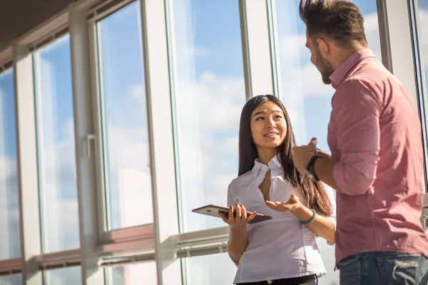 Unternehmerin und Geschäftsfrau arbeitet im Bürobereich — Stockfoto