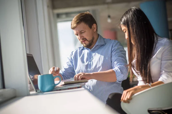 Zakenman en zakenvrouw werken in office interieur — Stockfoto