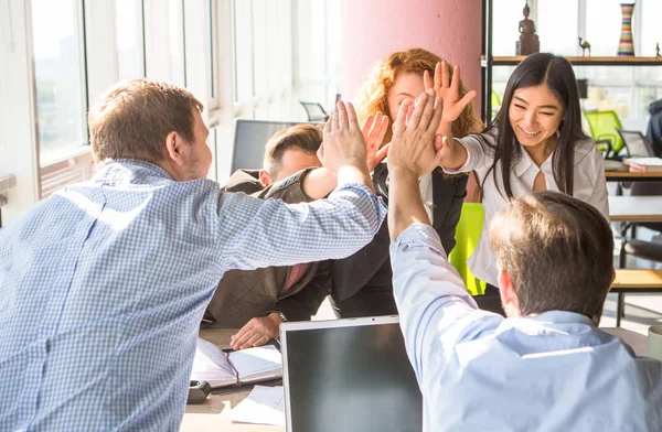 Les gens d'affaires montrant le travail d'équipe au bureau — Photo