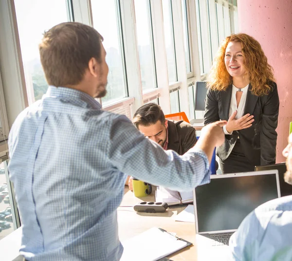 Les gens d'affaires travaillant dans la salle de conseil dans le bureau — Photo