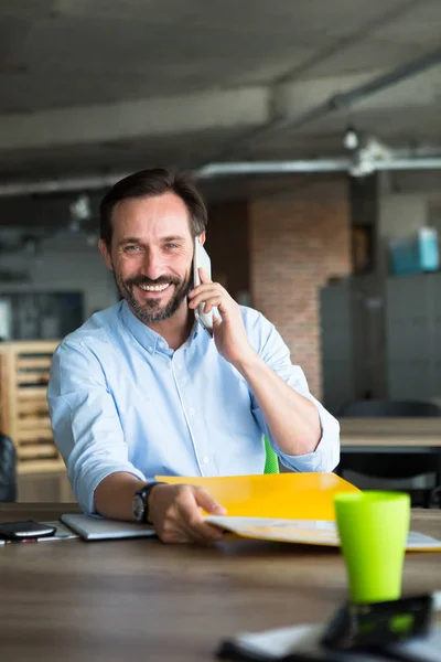 Uomo d'affari in ufficio interno — Foto Stock