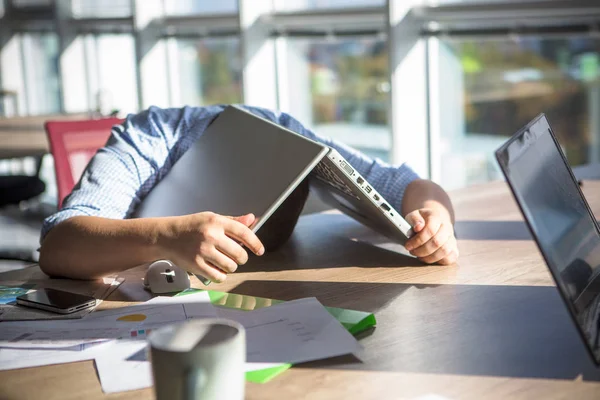 Hombre de negocios cansado durmiendo durante su trabajo — Foto de Stock