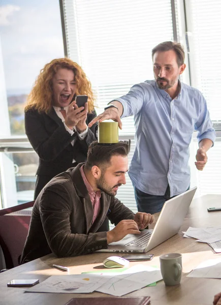 Gente de negocios bromeando en la sala de juntas en la oficina —  Fotos de Stock