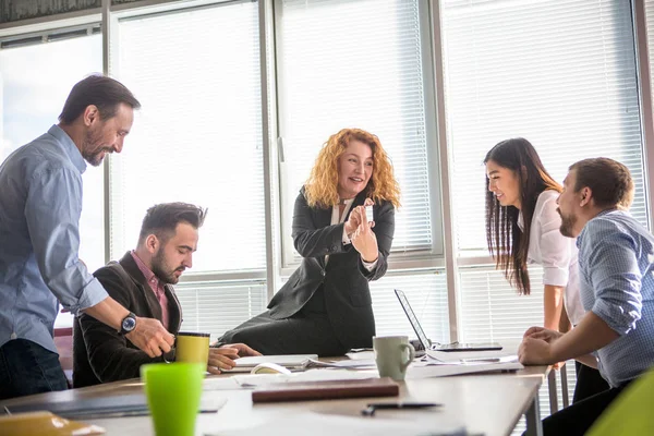 Uomini d'affari che lavorano in sala riunioni in ufficio — Foto Stock