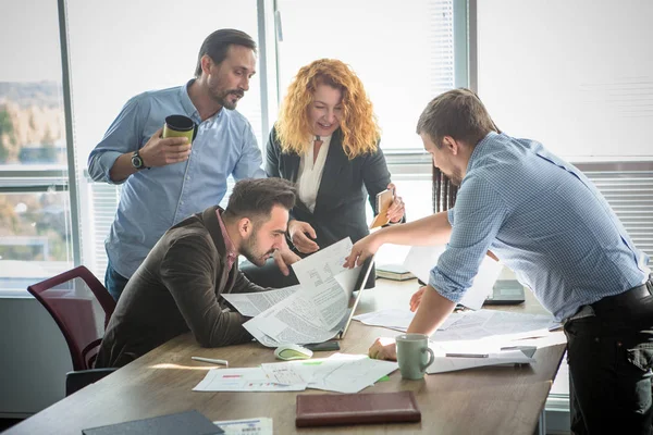 Affärsmän som arbetar i styrelserummet i office — Stockfoto