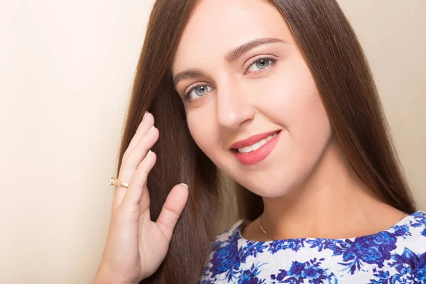 Hermosa mujer modelo con cabello castaño — Foto de Stock