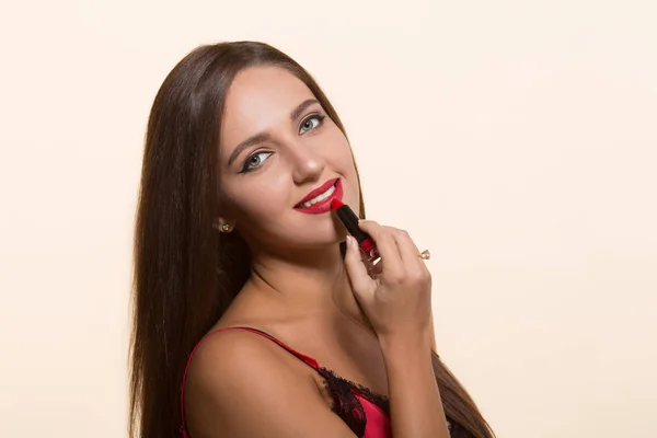 Jeune femme modèle faisant maquillage isolé sur blanc — Photo