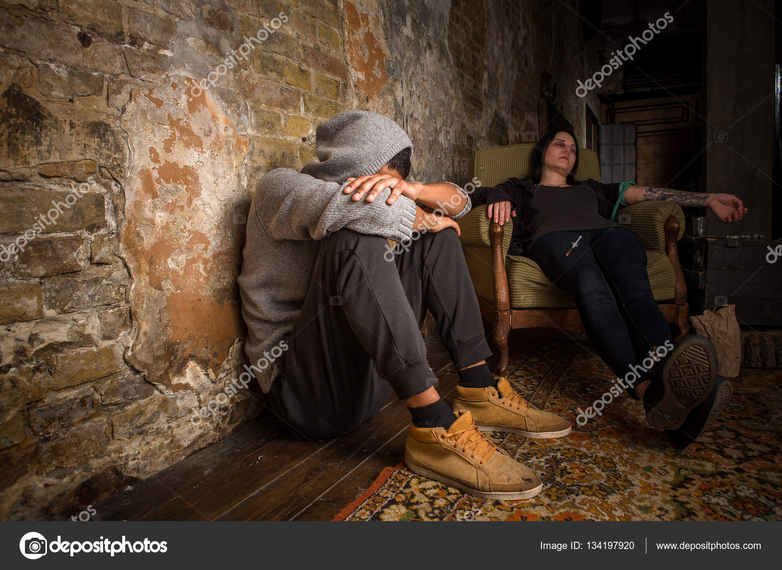 Жить с алкоголиком. Симптомы алкоголизма у мужчин. Муж пьет. Алкоголизм. Муж алкаш.