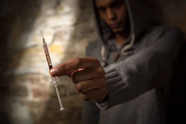 마약 중독자 벽돌 벽 근처 포즈 — 스톡 사진