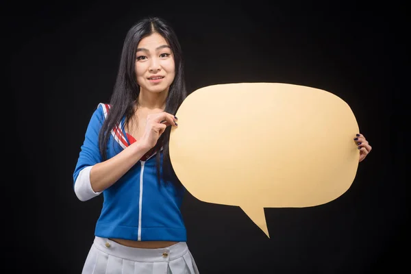 Asiatisk kvinna poserar med tomma poster i studio — Stockfoto