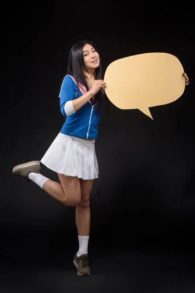 Mujer asiática posando con cartel en blanco en estudio — Foto de Stock