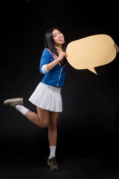 Mujer asiática posando con cartel en blanco en estudio — Foto de Stock