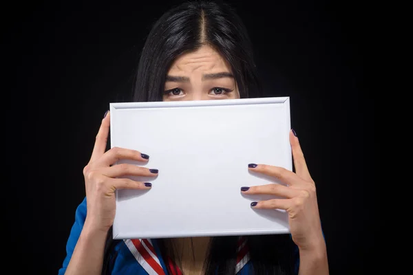 Mulher asiática posando com cartaz em branco no estúdio — Fotografia de Stock