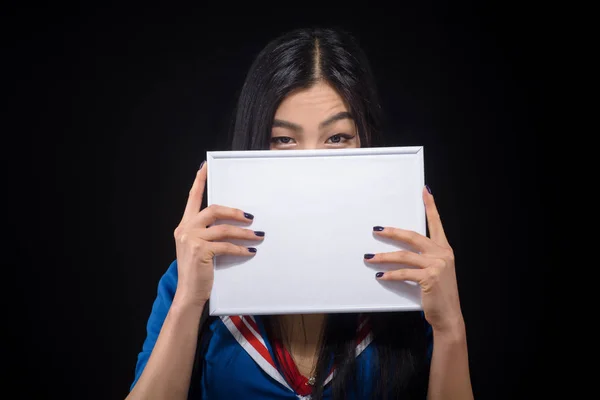 Mulher asiática posando com cartaz em branco no estúdio — Fotografia de Stock