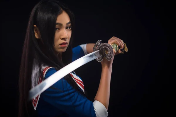 Азиатка с мечом в студии — стоковое фото