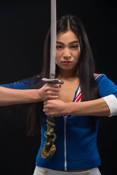 Азиатка с мечом в студии — стоковое фото